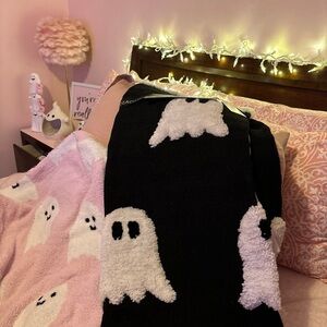 Viral black and white ghost throw blanket